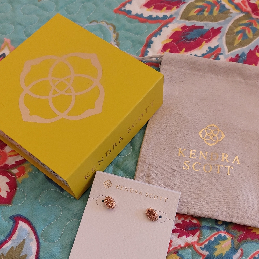 Kendra Scott Stud Earrings /Gold Tone / New In Box - Picture 5 of 6